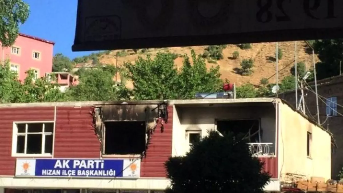 AK Parti İlçe Başkanlığı\'na Molotoflu Saldırı