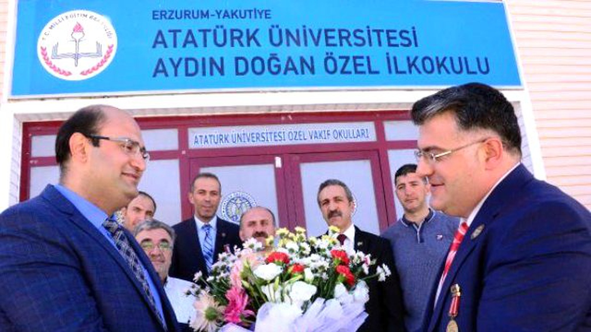 Atatürk Üniversitesi Aydın Doğan İlkokulu\'na Plaket