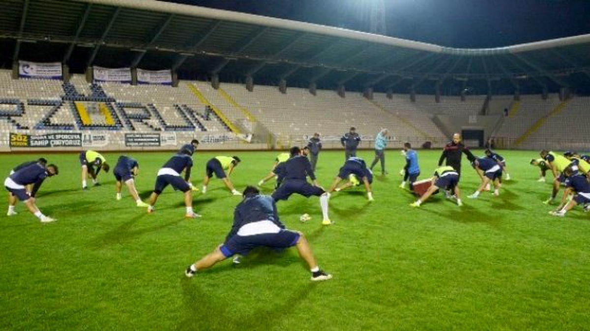 Bb Belediye Erzurumspor Kulüp Başkanı Ali Demirhan, Gece İdmanını İzledi