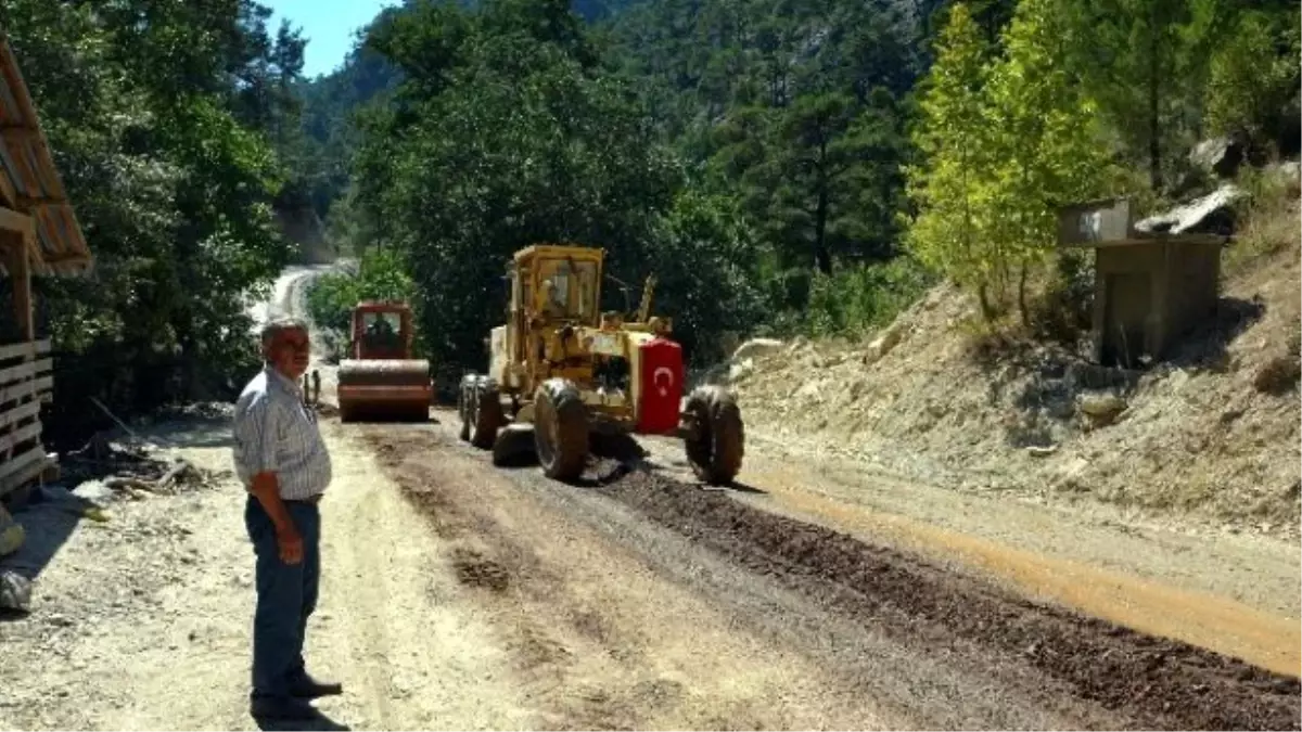 Büyükşehir Taşatan Yolu\'nu Asfaltlıyor