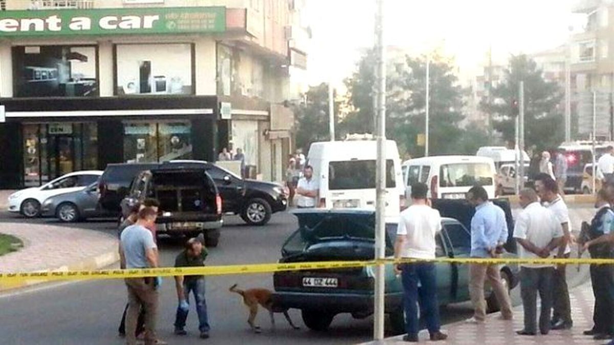 Diyarbakır\'da Bomba Yüklü Araç Paniği