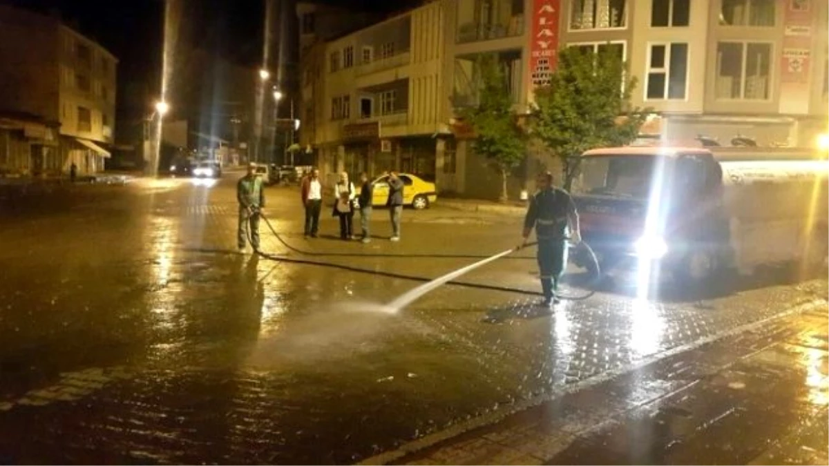 Erciş Belediyesi Cadde ve Sokakları Yıkadı