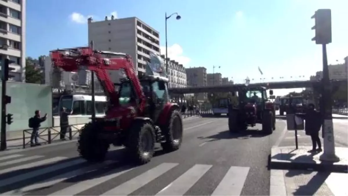 Fransız Çiftçiler Traktörleri ile Paris\'e Geldi