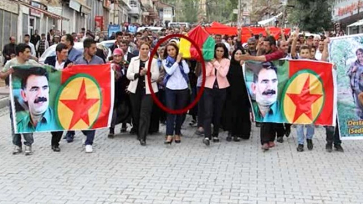 HDP\'li Vekil PKK\'lı Tabutunu Omuzladı
