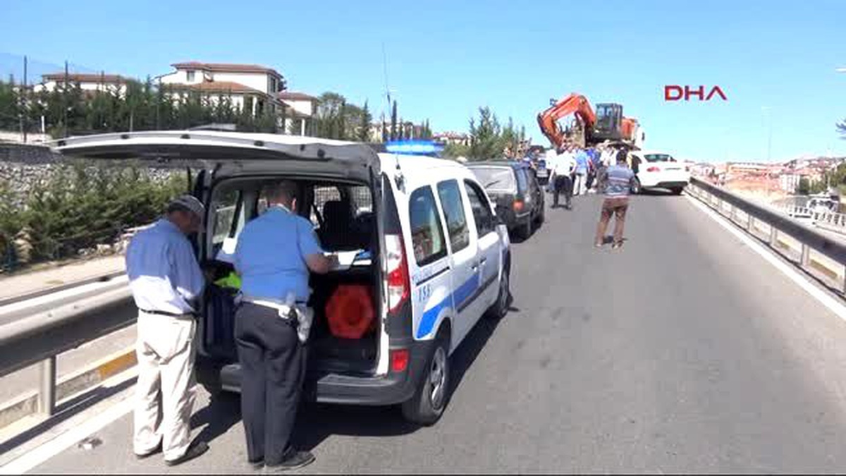 Karabük - Üst Geçitte Freni Boşalan Tır, 5 Araca Çarptı