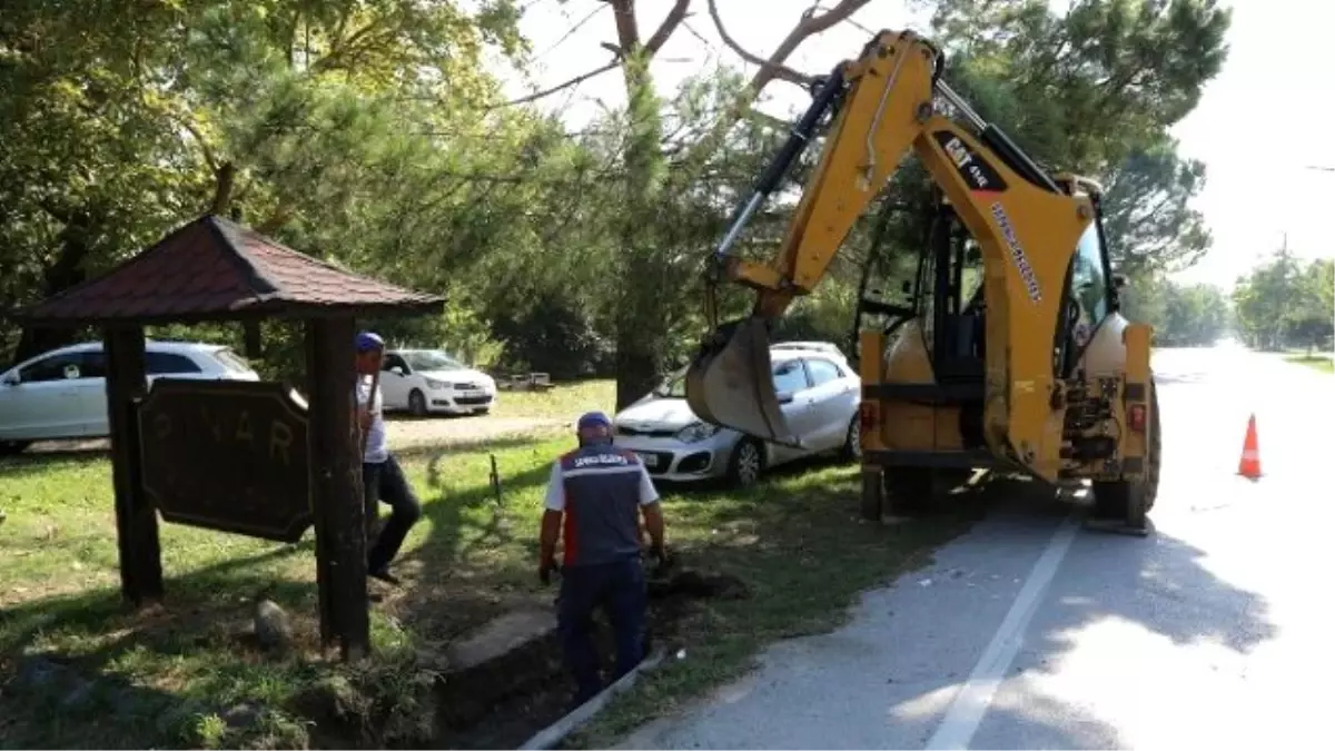 Kırkpınar\'da Yağmur Suyu Kanalları ve Izgaralar Temizleniyor