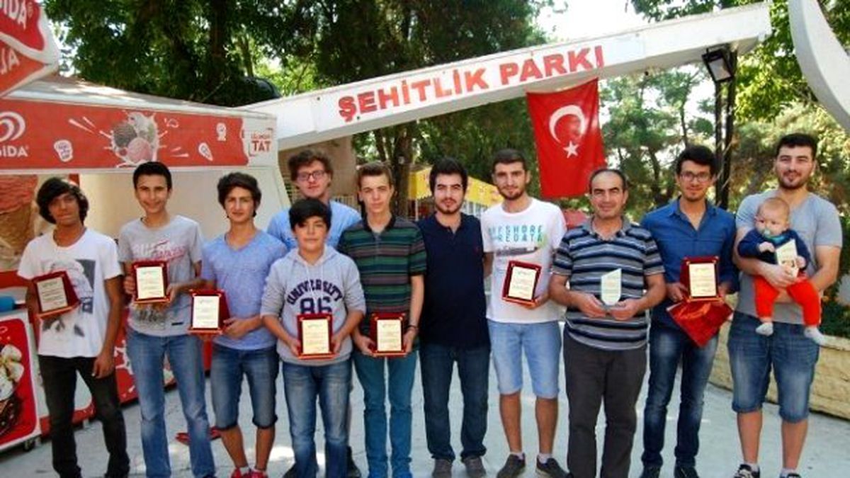 Park İşletmecisinden Garsonlarına Plaket Jesti
