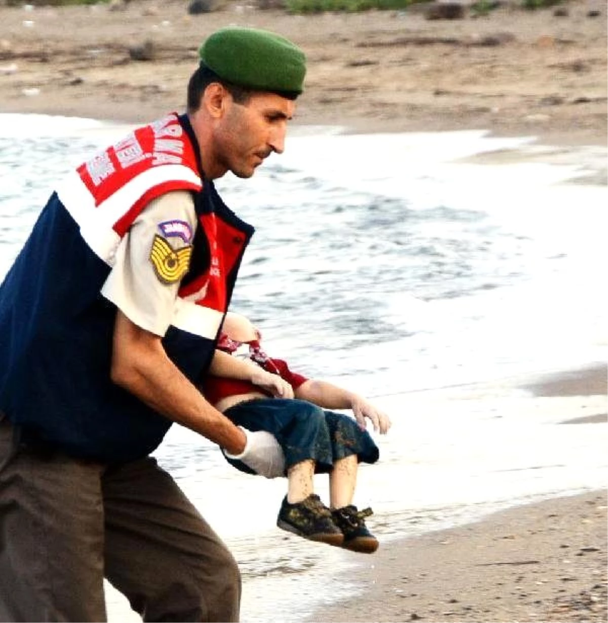 Photographer Of The World Shaking Picture Of Drowned Syrian Toddler: "I Was Petrified At That...