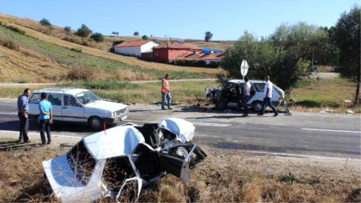 İki Otomobil Çarpıştı, Aracın Önü Parçalandı: 2 Ölü, 5 Yaralı
