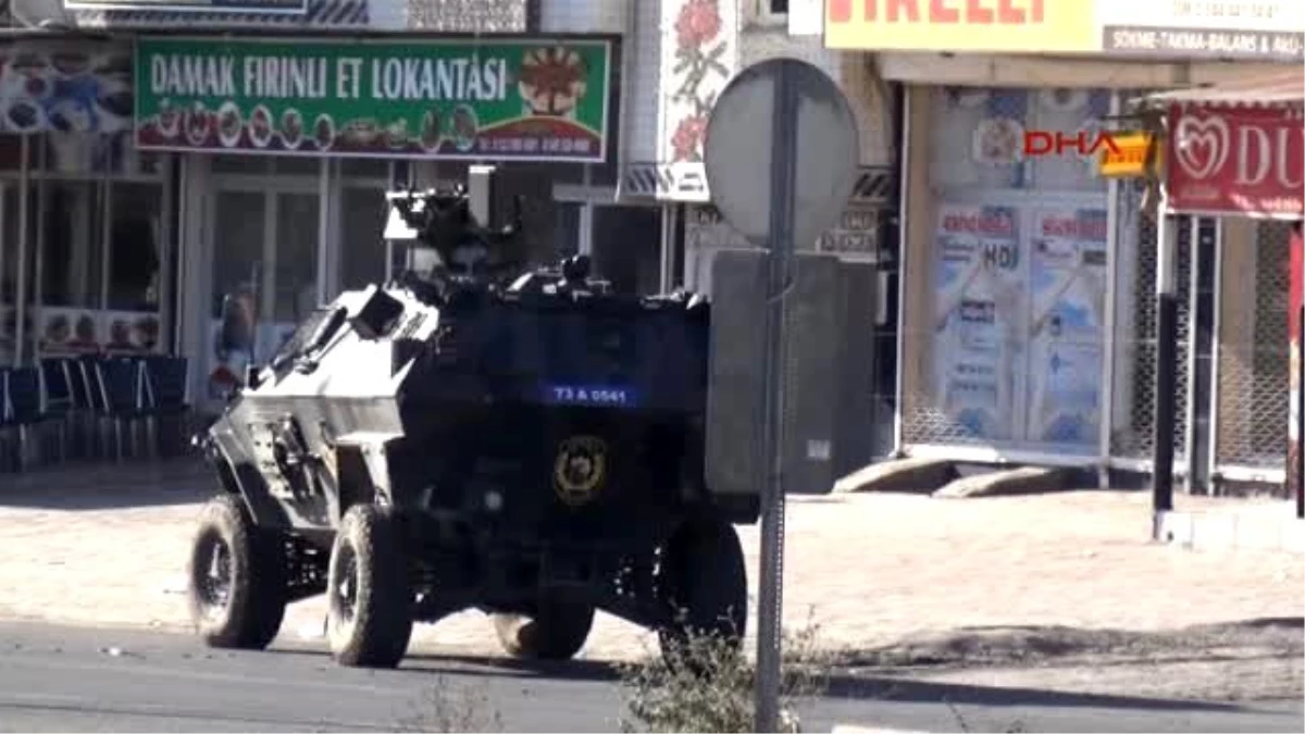 Silopi\'de Tır\'la Yol Kapatan PKK\'lılar Polise Ateş Açtı