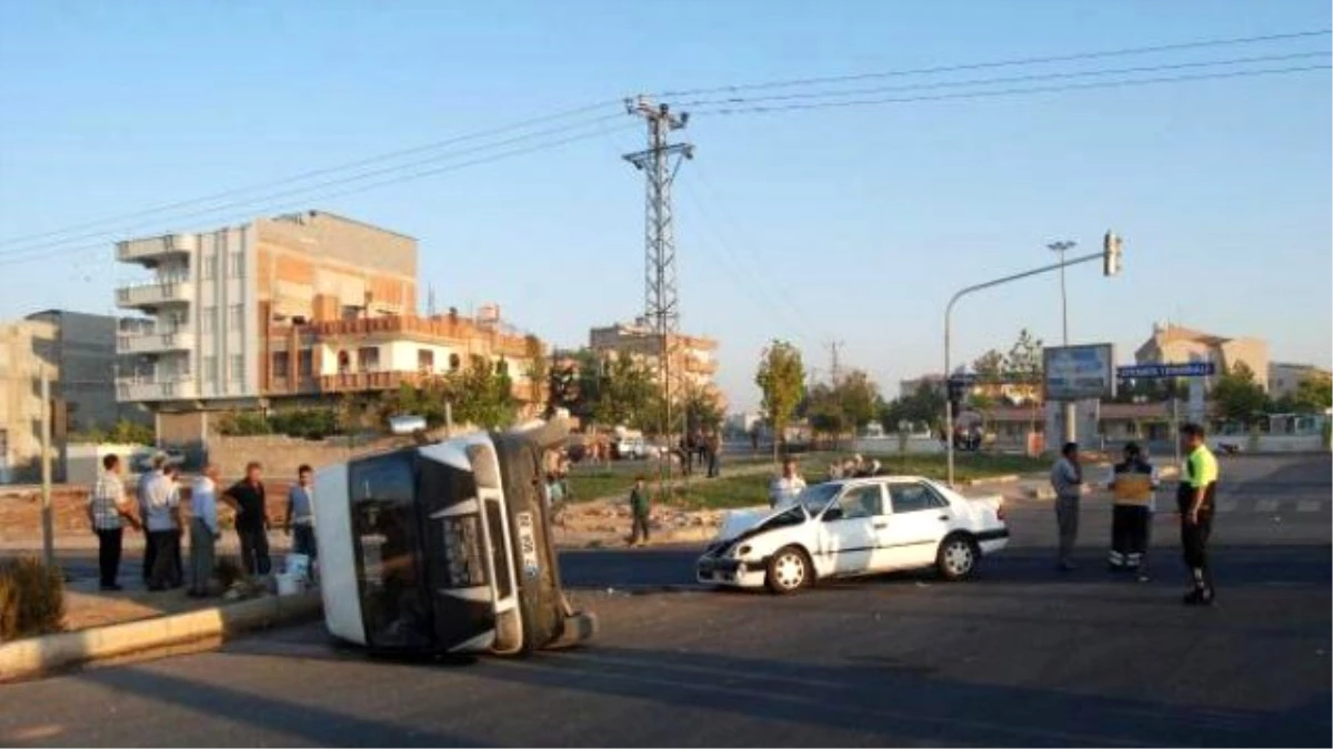 Tarım İşçilerini Taşıyan Minibüs Otomobille Çarpıştı: 11 Yaralı