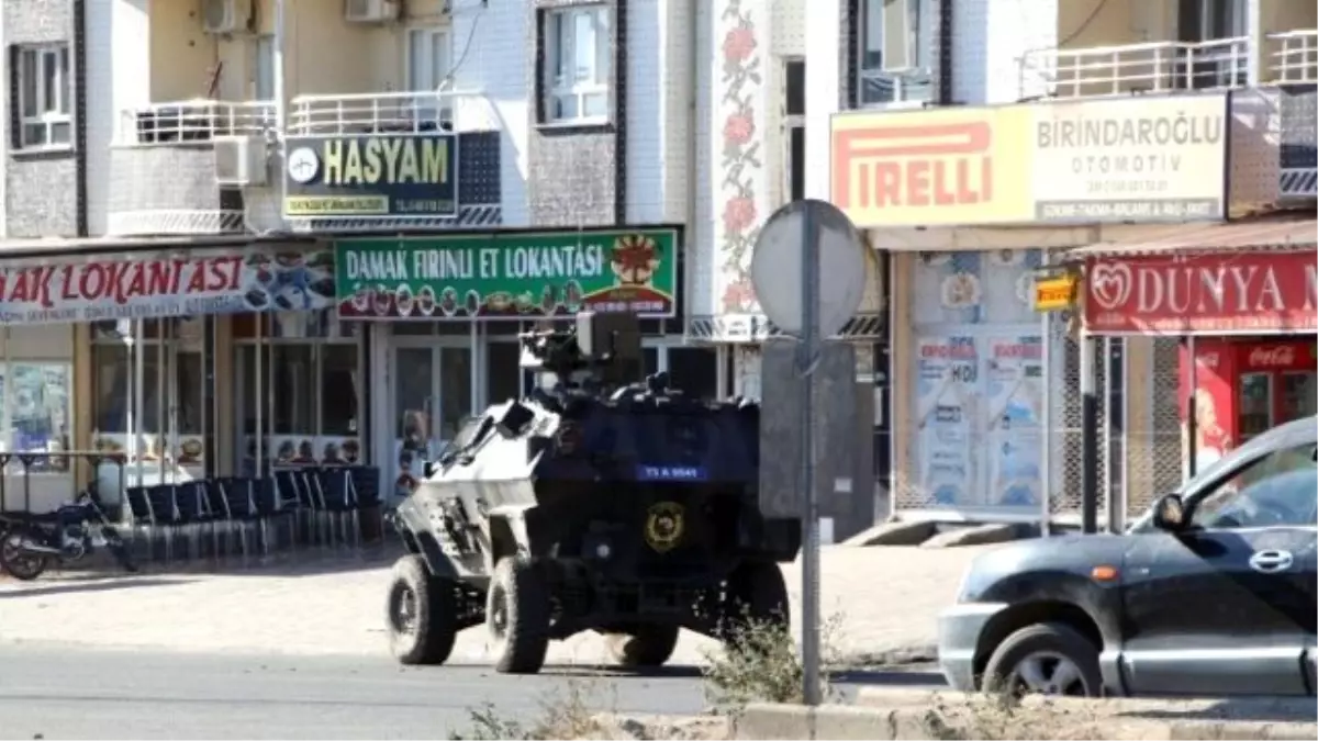 Teröristler Kaçırdığı Tır\'ı Barikat Olarak Kullanıp Polise Saldırdı