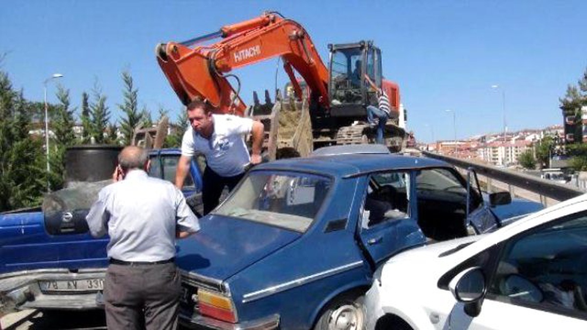 Üst Geçitte Freni Boşalan Tır, 5 Araca Çarptı