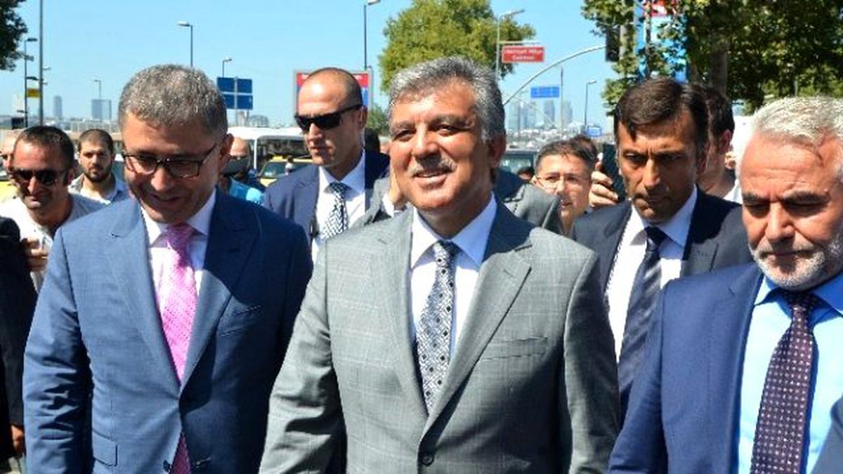 Abdullah Gül\'e Cuma Namazı Sonrası Yoğun İlgi