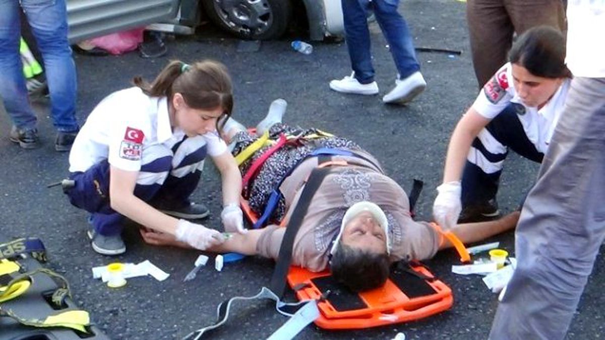 Ambulans ile Ticari Araç Çarpıştı: 8 Yaralı