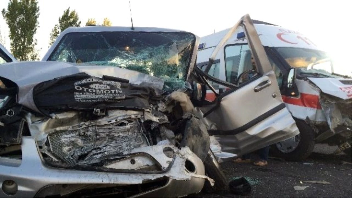 Ambulans ile Ticari Aracın Karıştığı Kazada 1 Kişi Hayatını Kaybetti