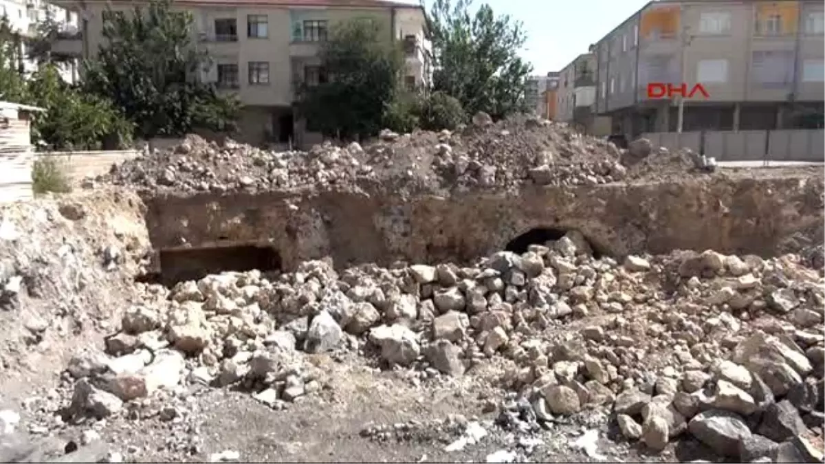 Ancient Arch, Water-trench Unearthed After Foundation Excavations İn Kayseri