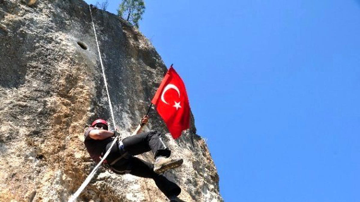Dağcılardan Teröre Tepki İçin Bayraklı Tırmanış