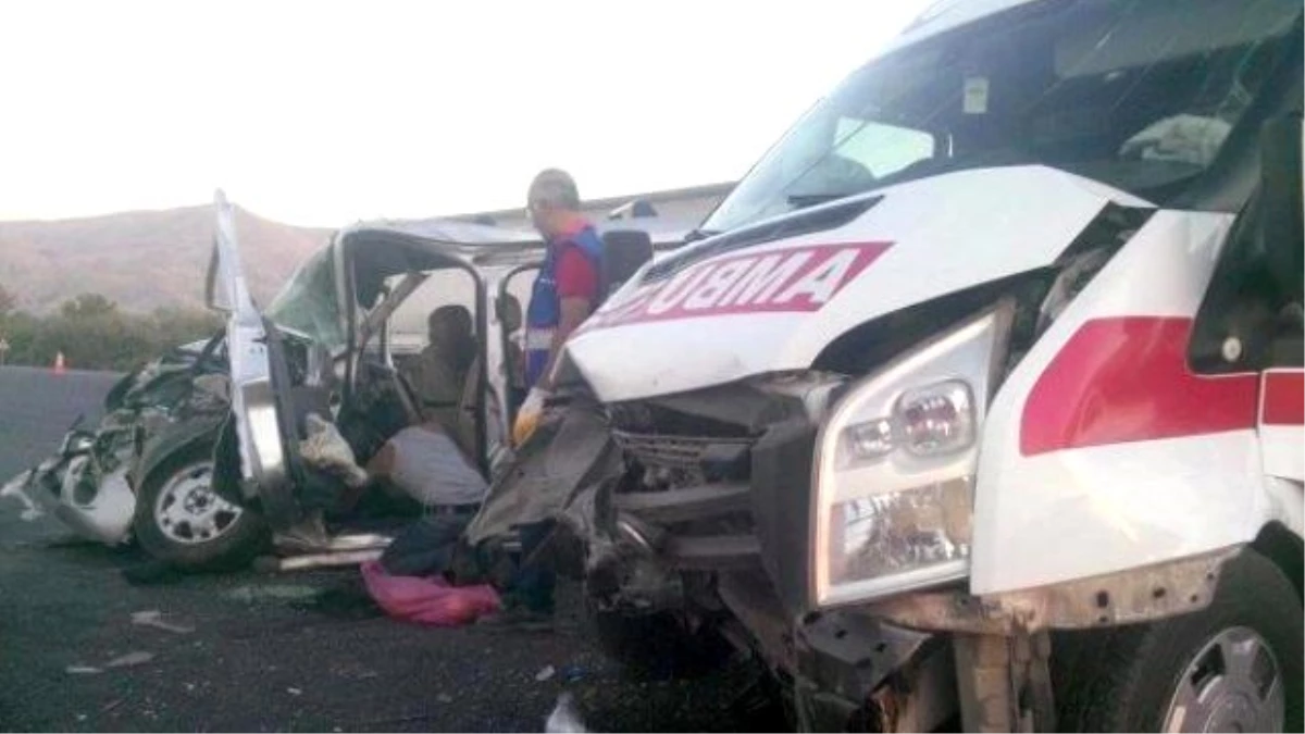 Elazığ\'da Ambulans Otomobille Çarpıştı: 7 Yaralı