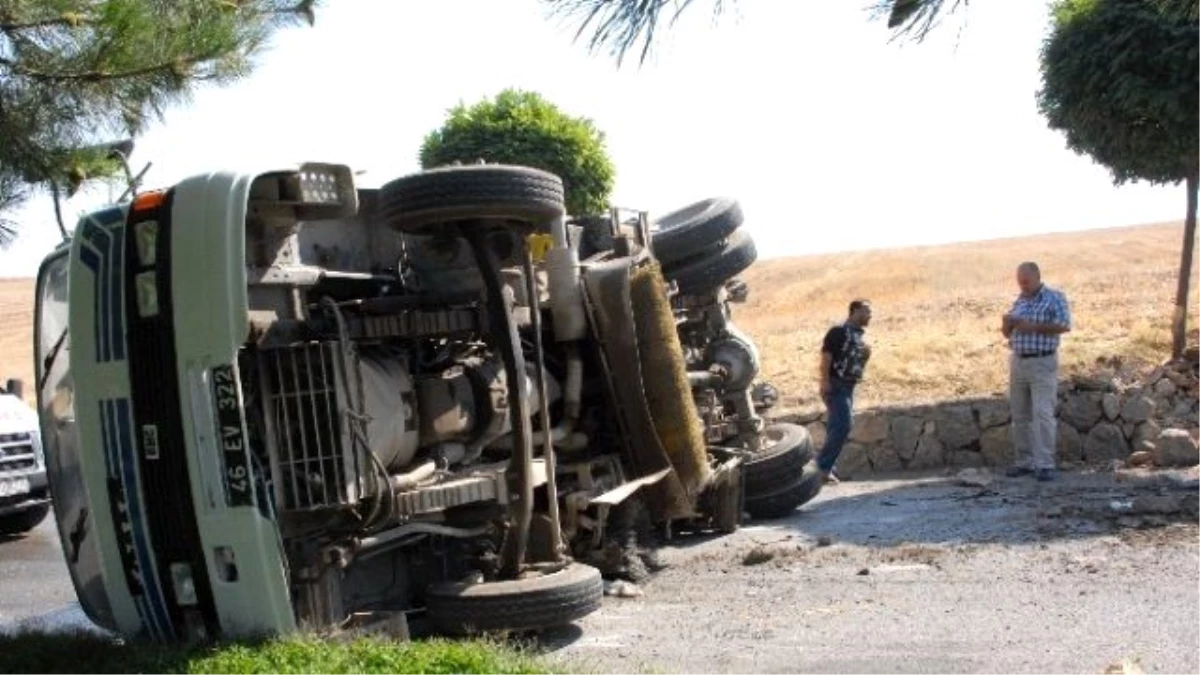 Freni Boşalan Temizlik Aracı Devrildi