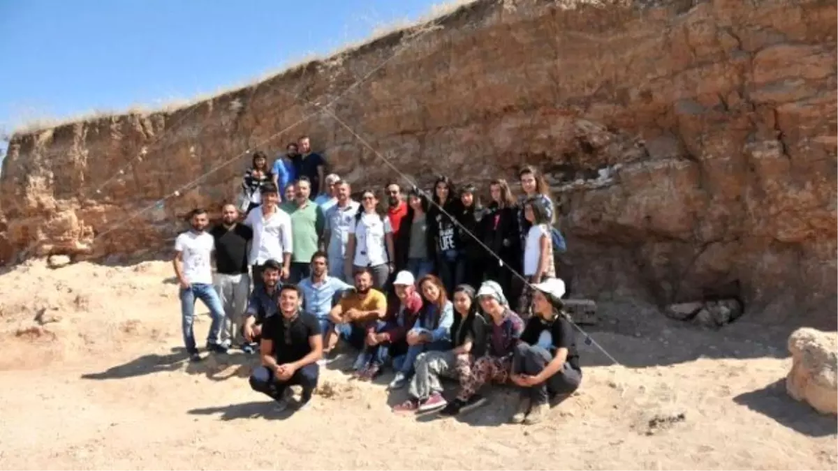 Kalehöyük Arkeolojik Kazı Ekibi Höyük Alanlarında İncelemeler Yapıyor