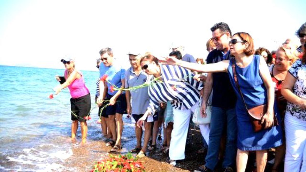 Minik Aylan\'ın Can Verdiği Yerde Denize Çelenk Bırakıldı