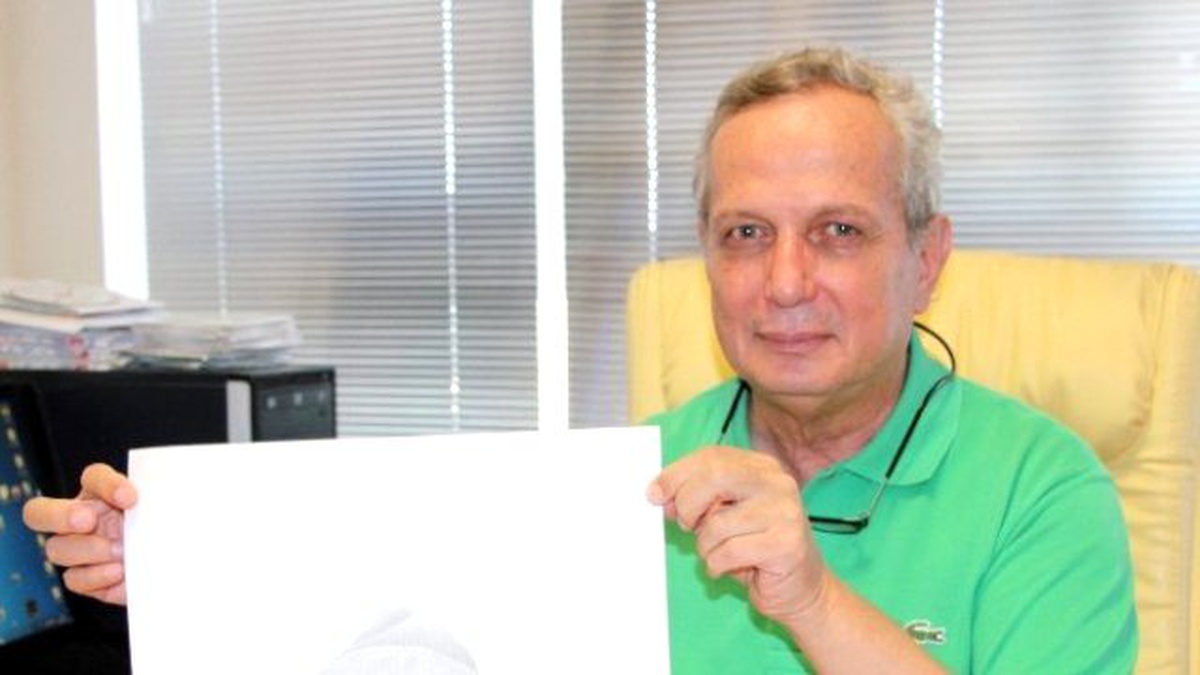 Profesör, Hastalarının Kara Kalem Resimlerini Yapıyor