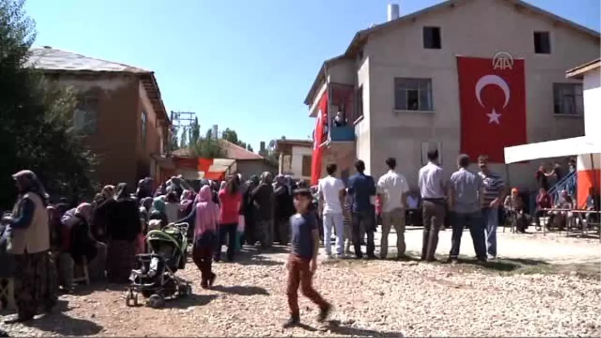 Şehit Polis Memuru Akalın\'ın Cenazesi Baba Evinde