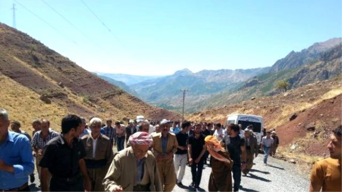 Şemdinli\'de PKK\'nın Köprü Bombalamasını Köylüler Protesto Etti
