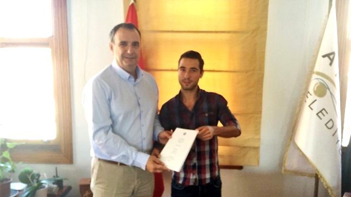 Tez Olarak Hazırladığı Ayvalık Tarihi Kitabını Başkan Gençer'e Hediye Etti