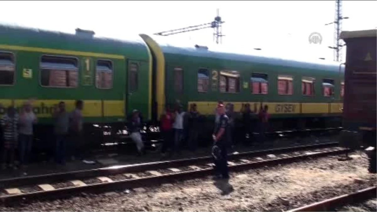 Tren Yoluna İnen Göçmenler, Avusturya Yönüne İlerliyor