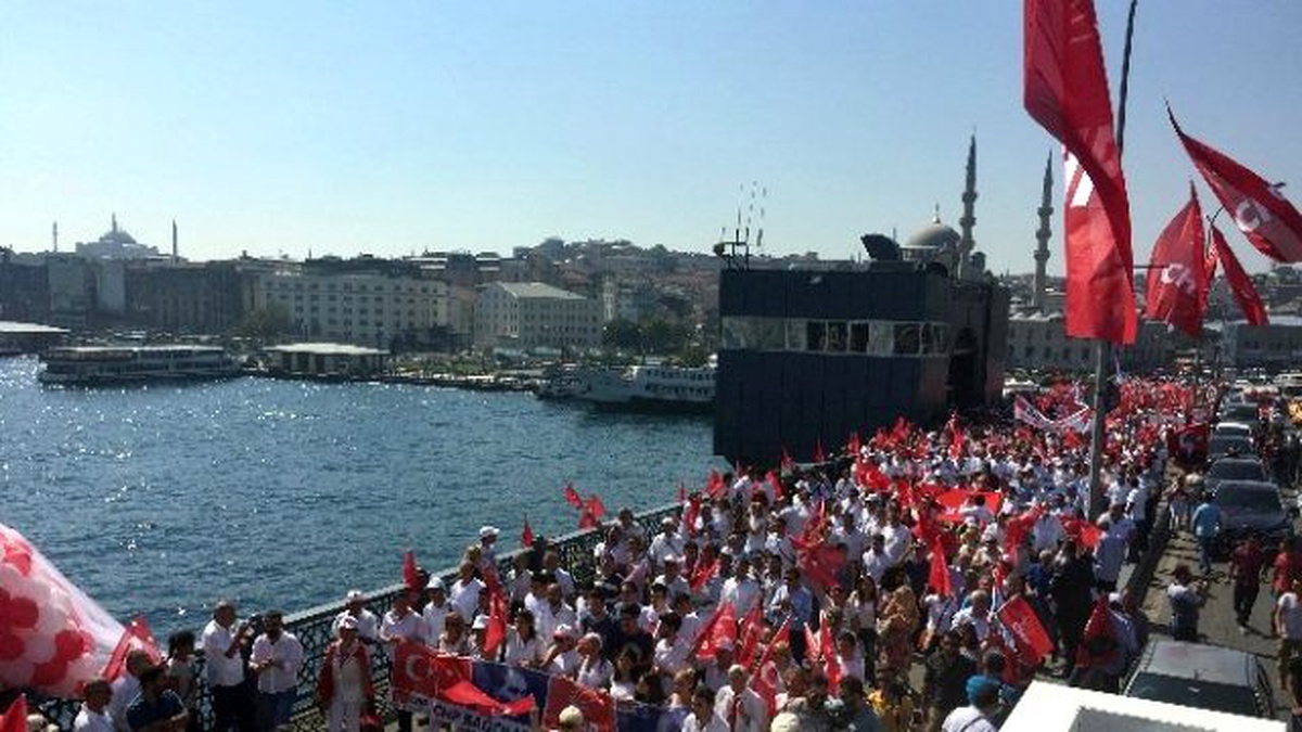 CHP\'liler Galata Köprüsü\'nde "Barış Zinciri" Oluşturdu