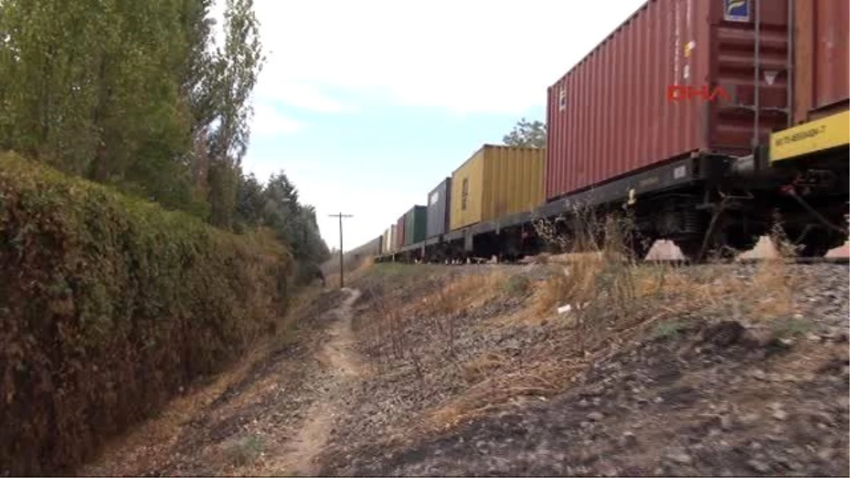 Elazığ\'da İki Tren Çarpıştı : 5 Vagon ile 1 Lokomotif Devrildi