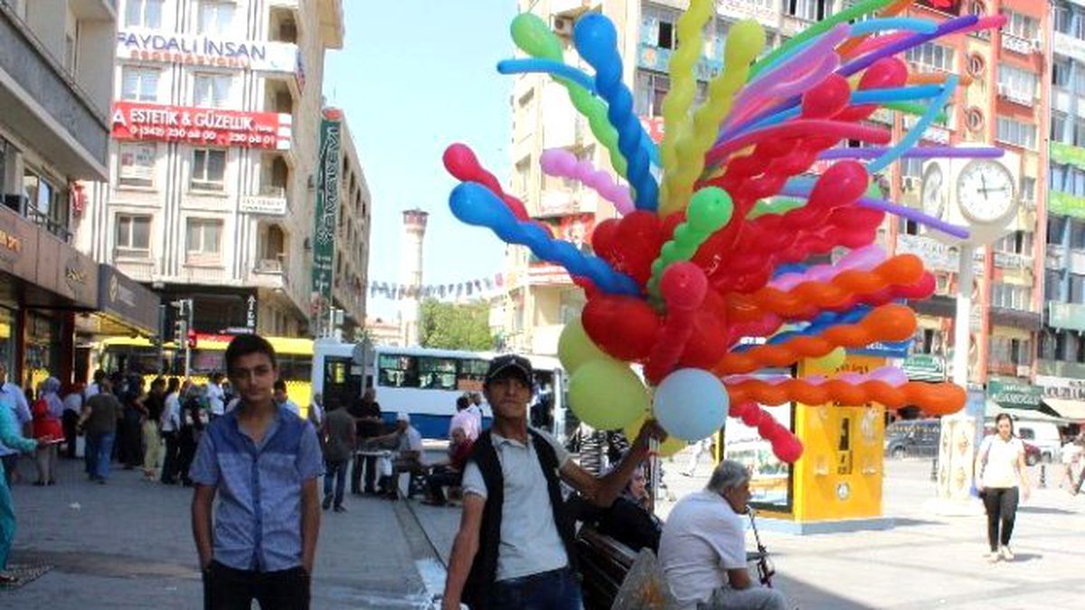 Engelli Suriyeli Genç Balon Satarak Ailesine Katkı Sağlıyor
