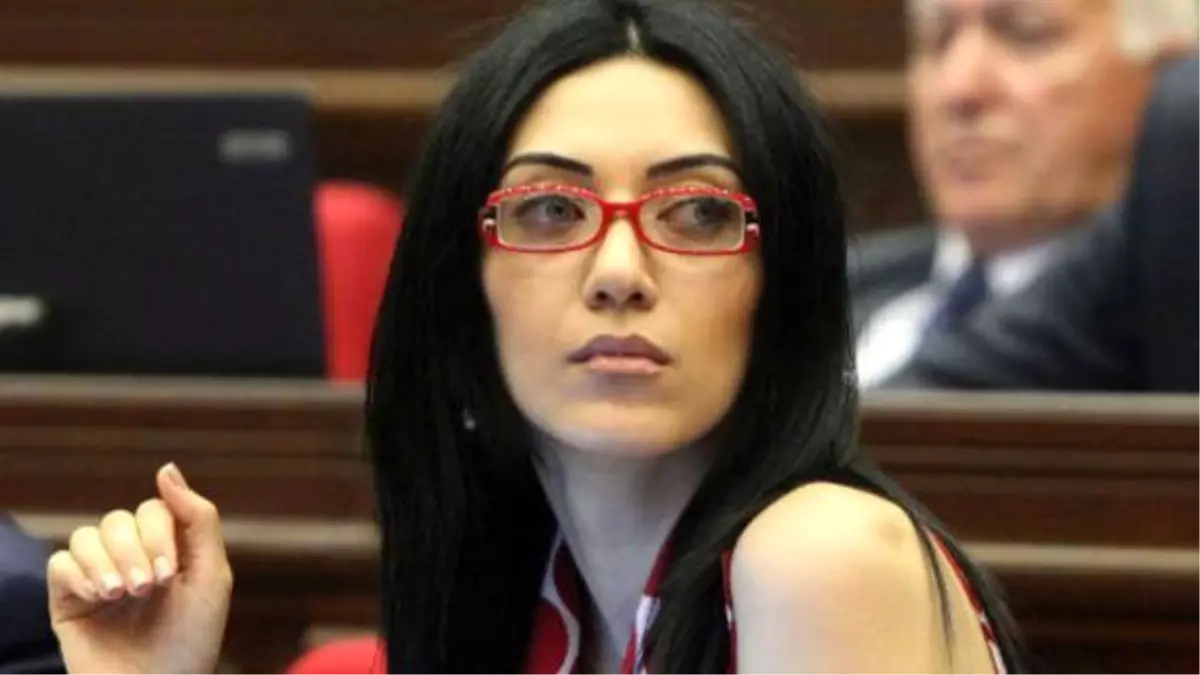 Ermenistan\'ın Adalet Bakanı Güzelliğiyle Göz Kamaştırıyor
