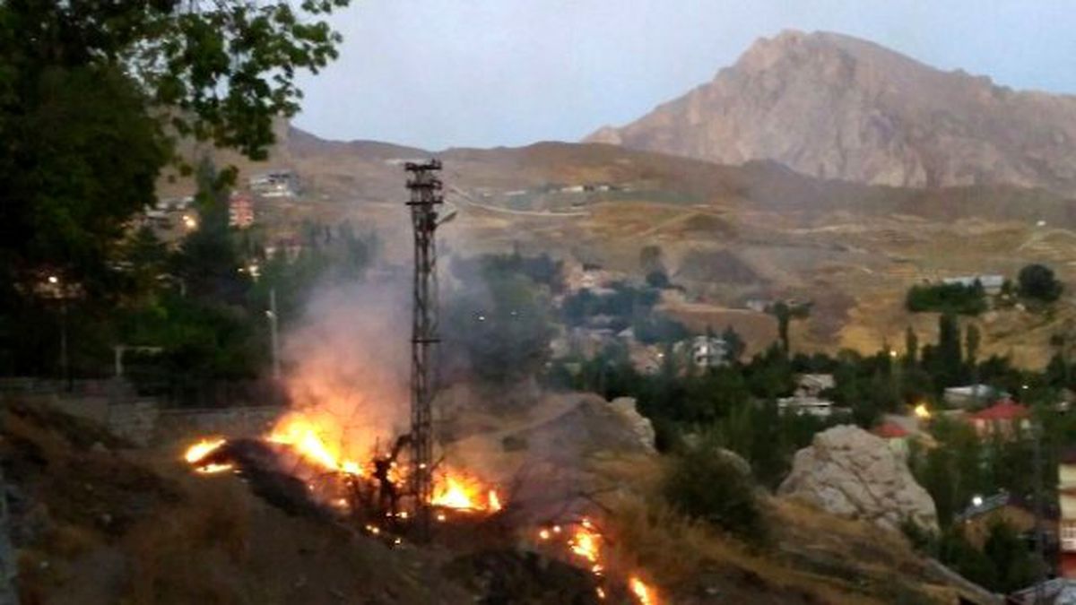 Hakkari\'de Mezarlıkta Çıkan Yangına İtfaiye Ekibi Müdahale Etti