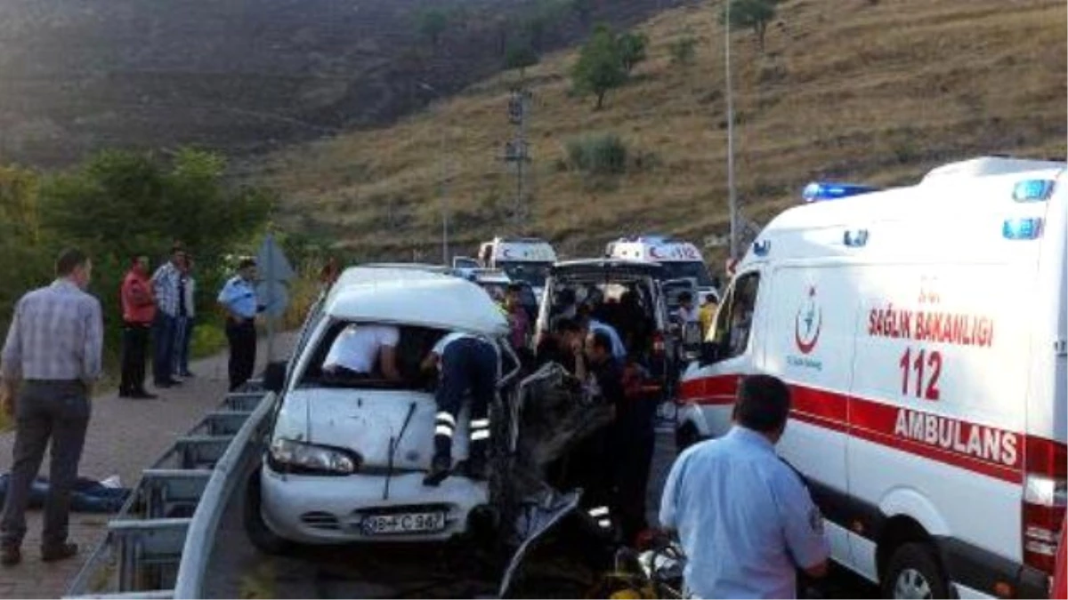 Kayseri\'de İki Minibüs Çarpıştı: 15 Yaralı