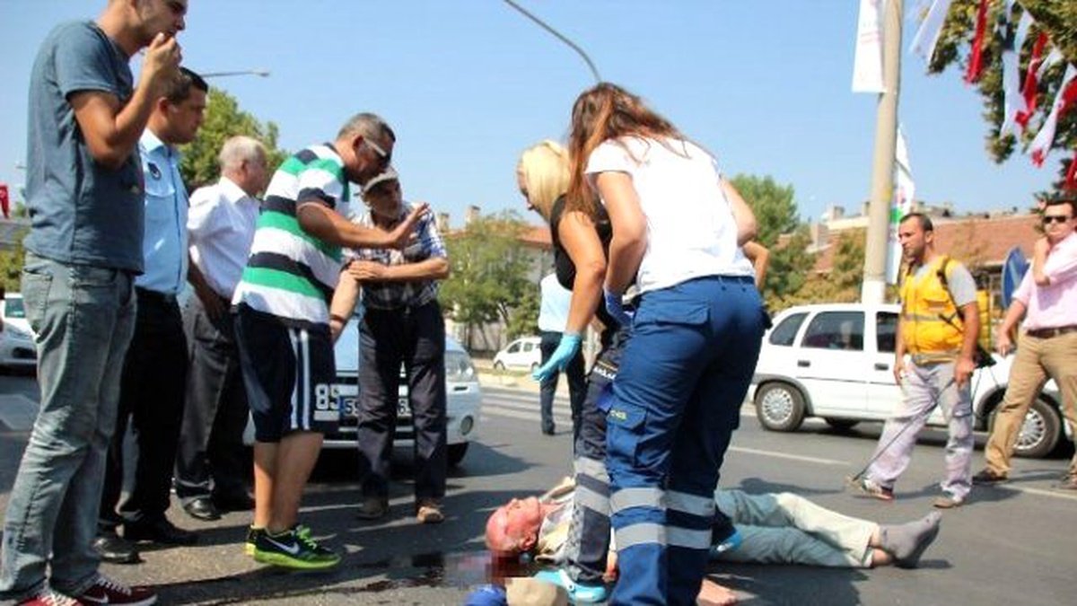 Kırmızı Işıkta Geçmeye Çalışan Şahsa Otomobil Çarptı