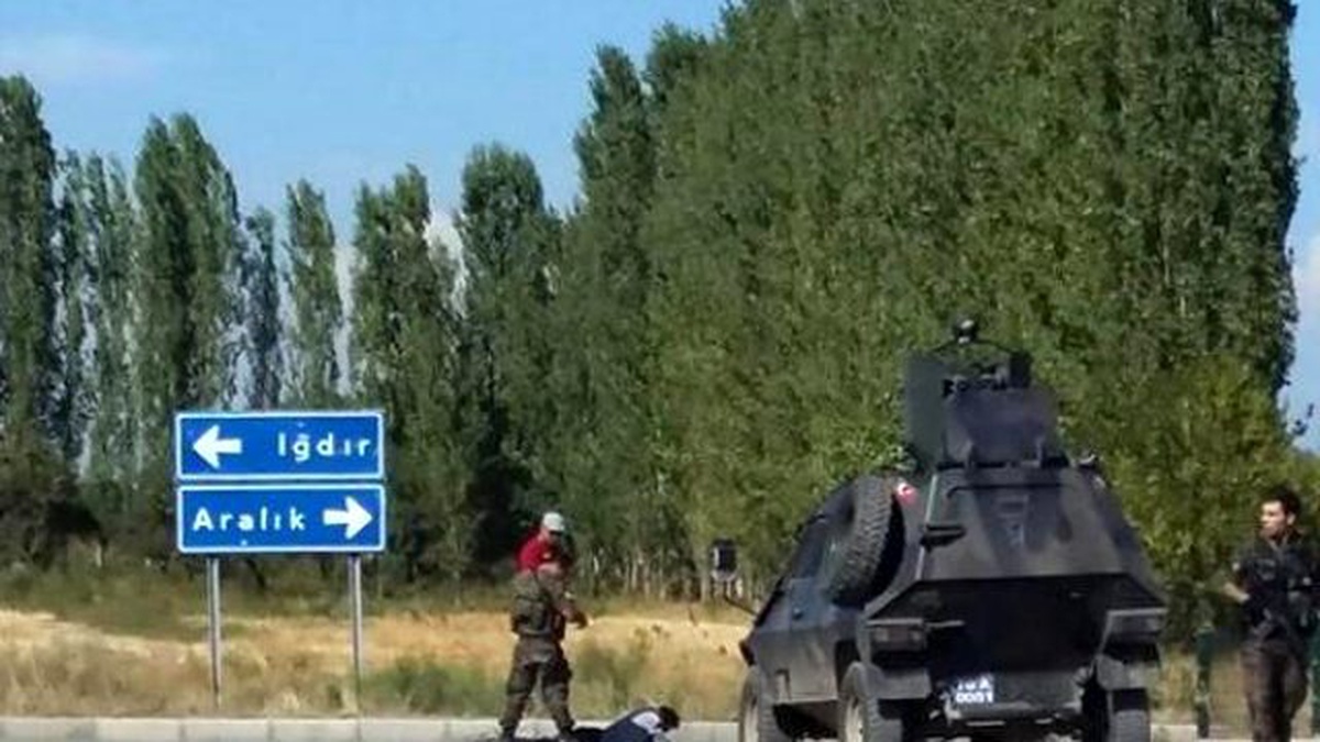 Polisi Görünce Kaçmak İsteyen 2 Kişi Yakalandı