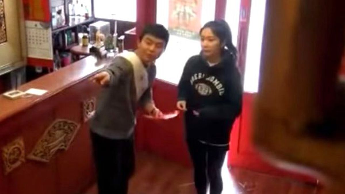 Yalnız Başlarına Yemek Yiyen İnsanları Buluşturdular