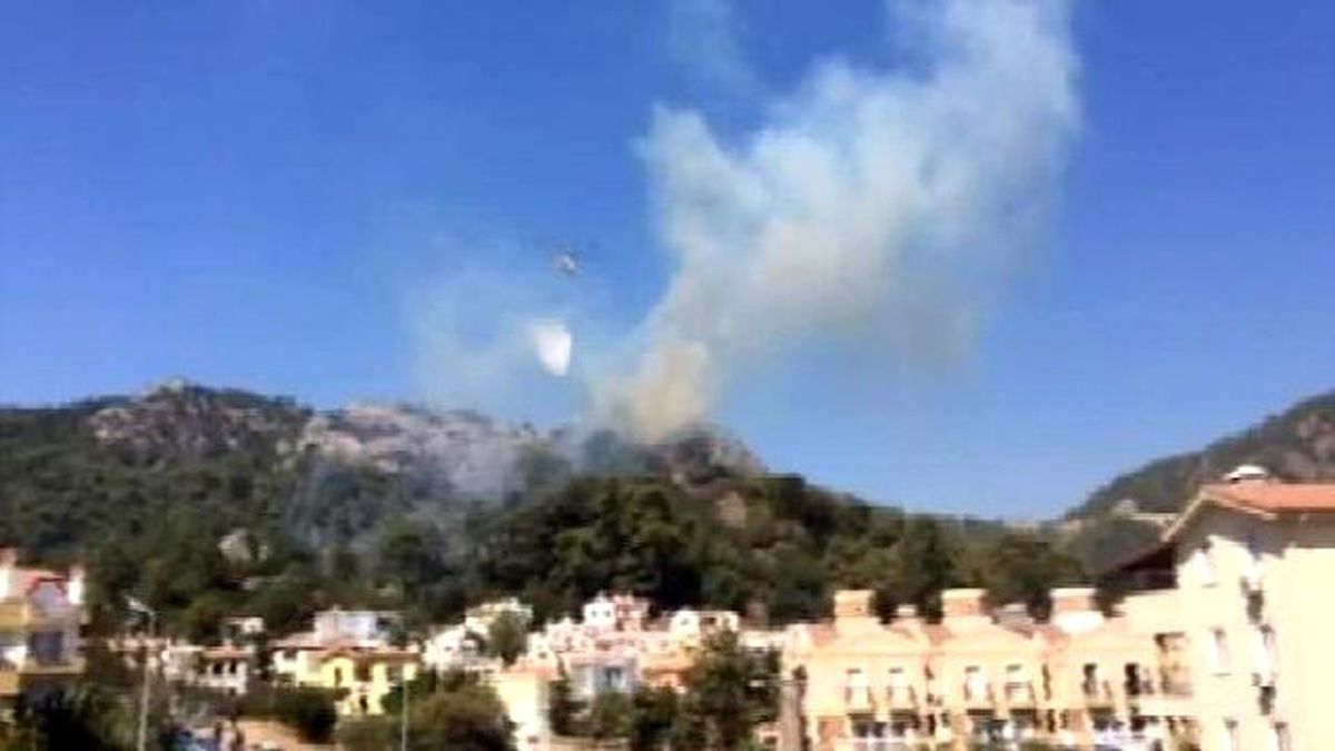 Alevler, Marmaris\'te 4 Dönüm Ormanı Küle Çevirdi