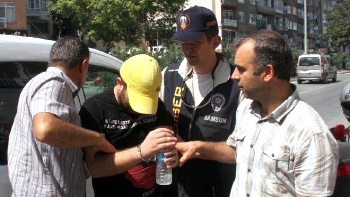 Atm Cihazına Düzenek Yerleştirirken Suç Üstü Yakalandı