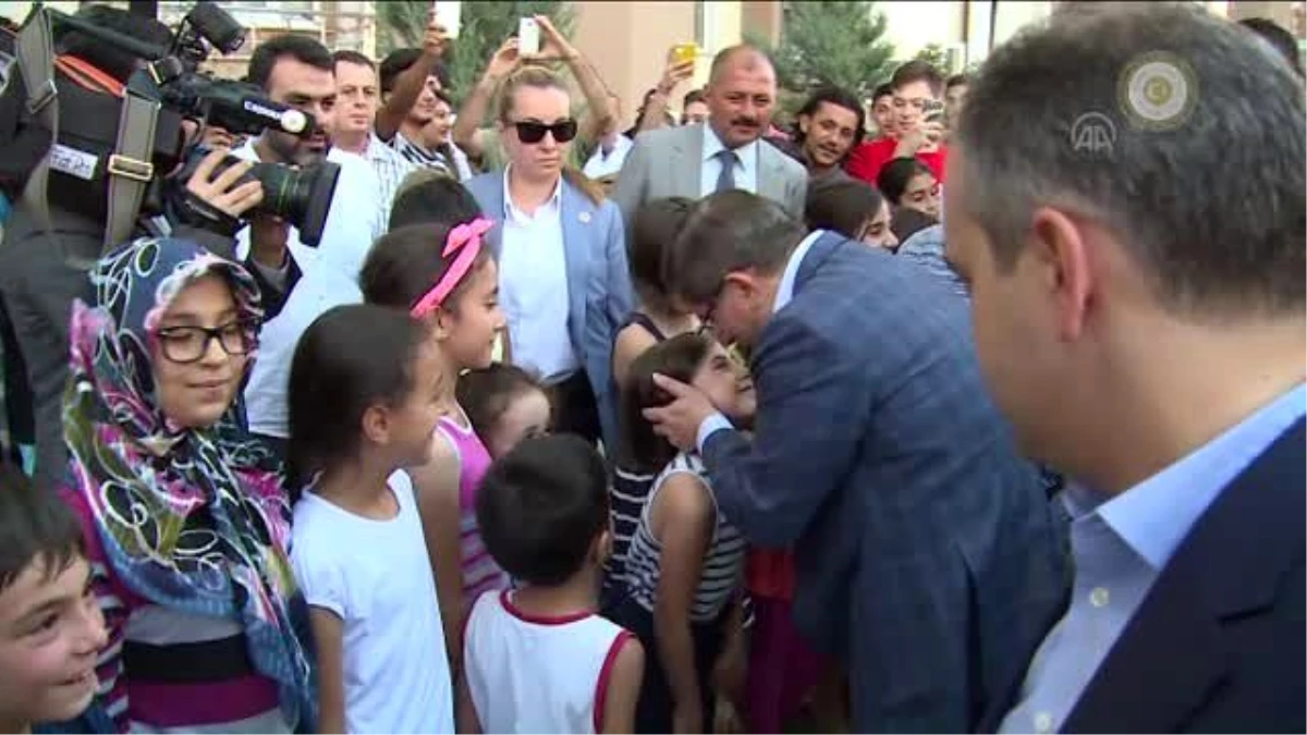 Başbakan Davutoğlu Şehit Ailelerini Ziyaret Etti