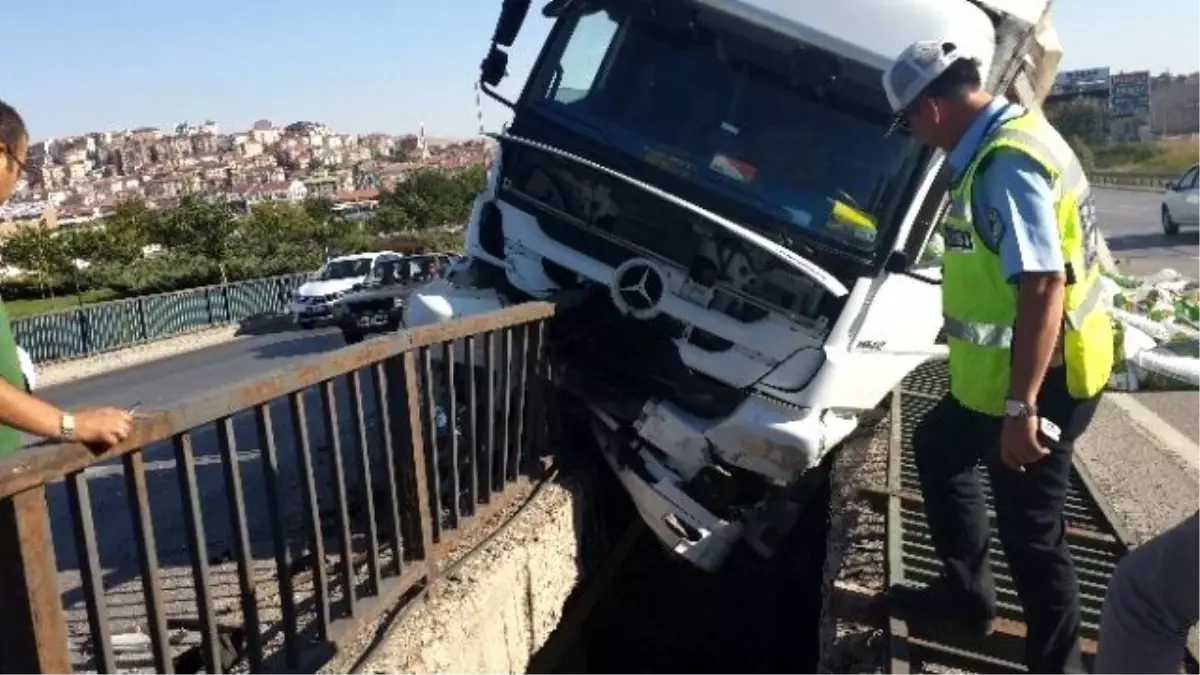 Başkent\'te Trafik Kazası: Biri Ağır İki Yaralı