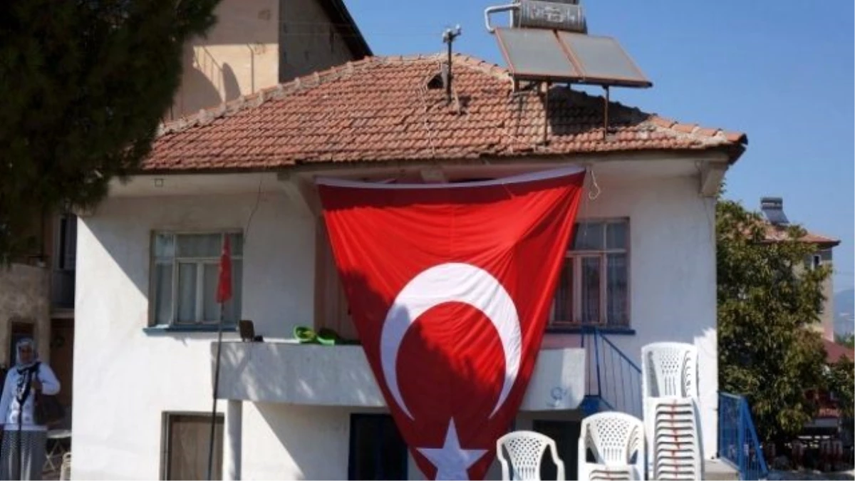 Bayrağı Geri Alınan Şehidin Evine Yeniden Bayrak Asıldı