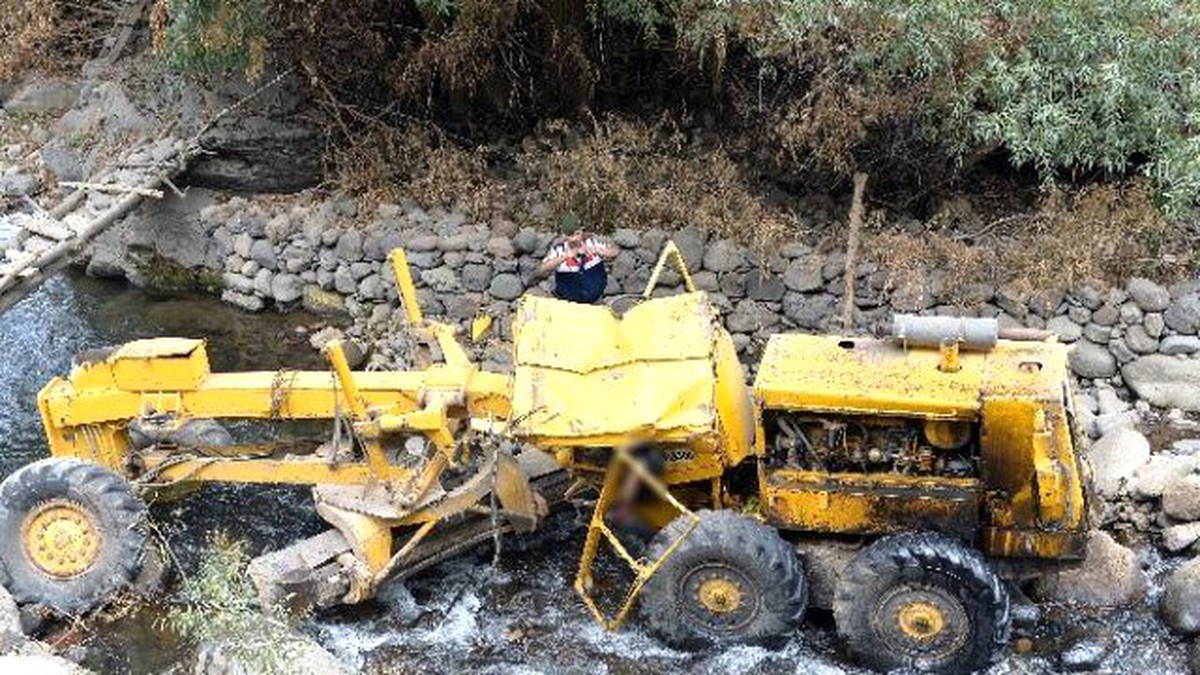 Dereye Uçan İş Makinasında Sürücü Sıkışarak Can Verdi