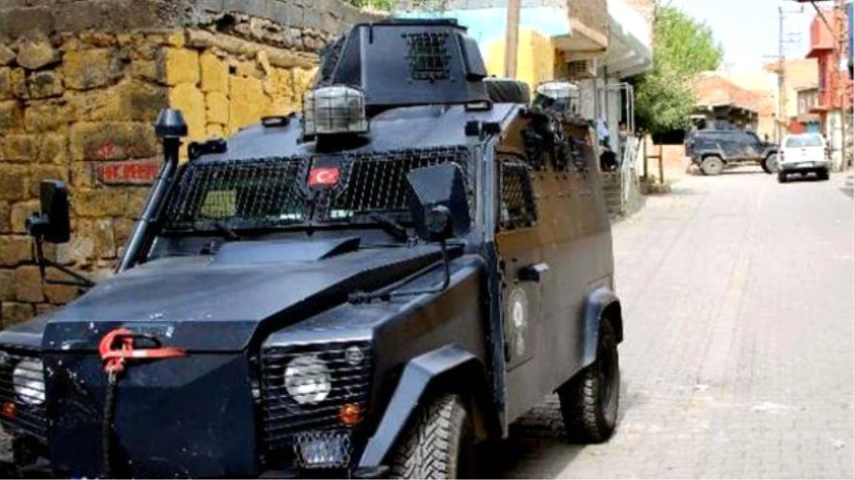 Diyarbakır\'da Polis Ekiplerine Roketli Saldırı! 2 Şehit, 3 Yaralı