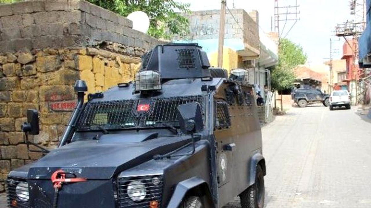 Diyarbakır\'da Polise Roketli Saldırı: 1 Şehit, 2 Yaralı
