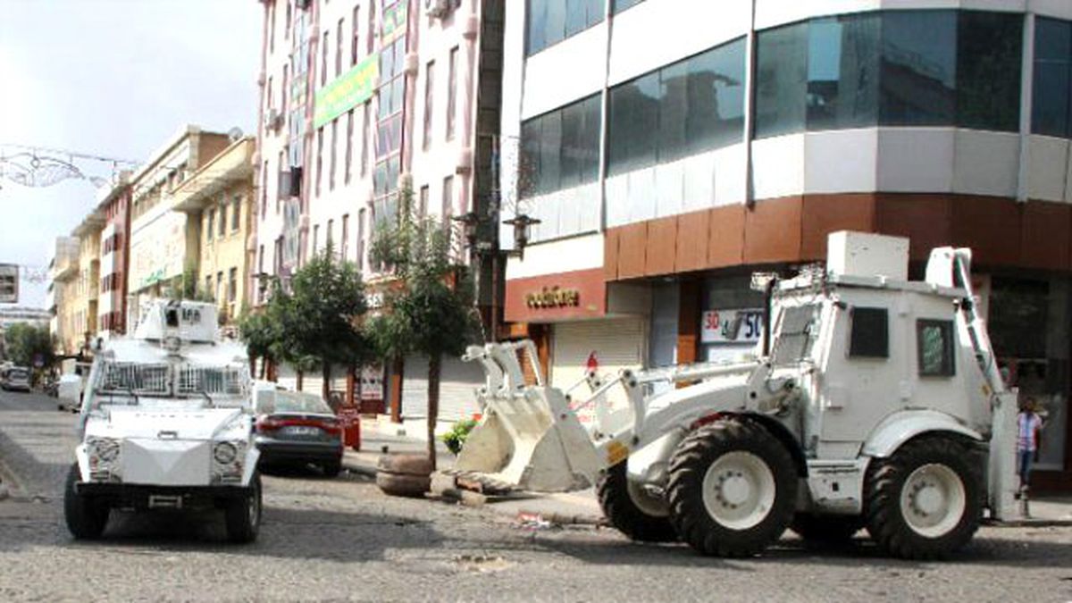 Diyarbakır'daki Durumu Özetleyen Kare: Zırhlı Kepçe Fotoğrafı