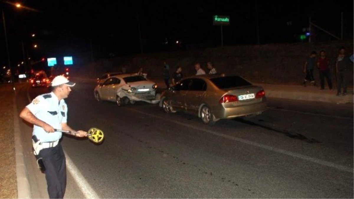 Dört Otomobil Birbirine Girdi: Üç Yaralı